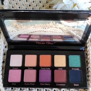 Violet Voss Essentials Eyeshadow Pallet new in box